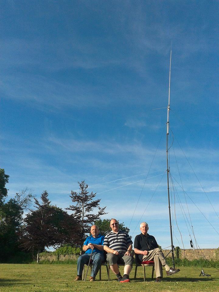 Vertical antenna with G1OMZ, Derrick and M0BHG at St Ive field day